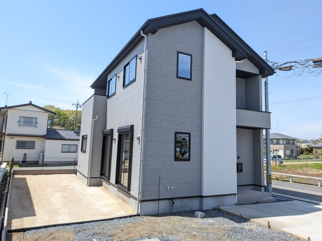 ひたちなか市高場　6期　新築戸建　1号棟の外観|現地完成済で建物や駐車場、お庭も全てご覧いただけます。
陽当たりや敷地の広さをご確認できます！
本日のご見学も可能です♪
お気軽にお電話またはお問い合わせください。