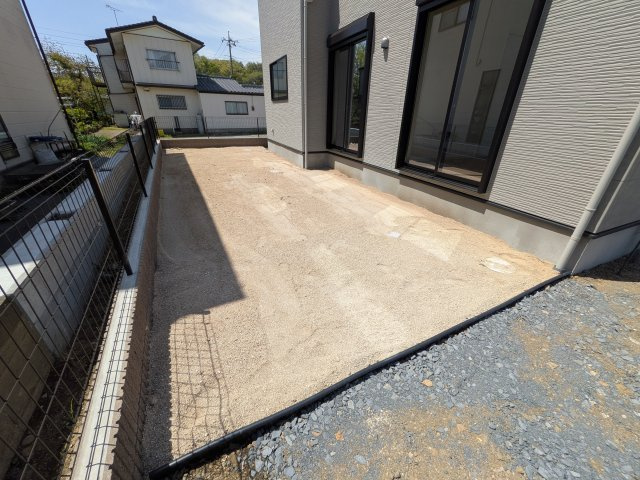 ひたちなか市高場　6期　新築戸建　1号棟の庭|リビングに明るい光を届ける広々とした南庭。
お子様の遊び場やペットのスペースとしても最適です。
室内外で心地よい暮らしが叶います。