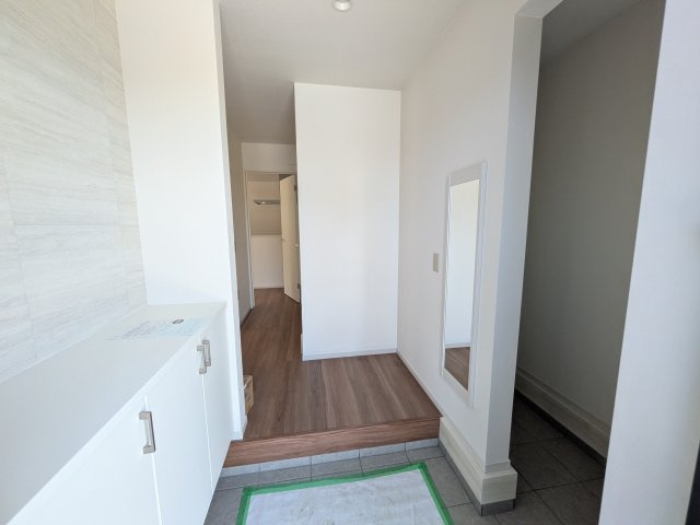 ひたちなか市高場　6期　新築戸建　1号棟の玄関|家族全員の靴がスッキリ片付く大容量シューズボックス完備。
お客様を気持ちよく迎えられる、明るく清潔感あふれる玄関です。