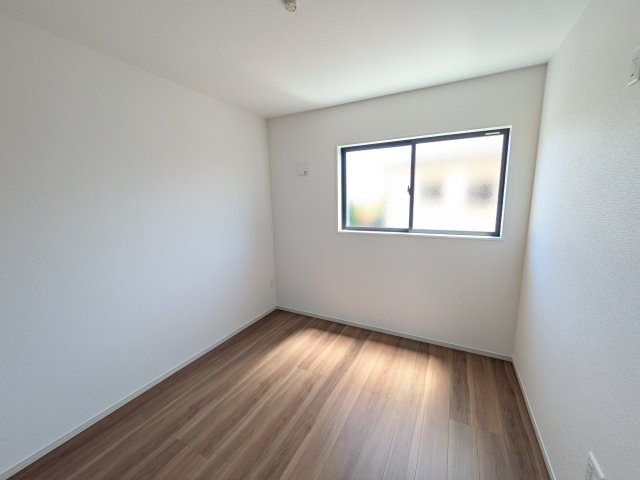 ひたちなか市高場　6期　新築戸建　1号棟の洋室|たっぷり収納と明るい窓で、片付けも気持ち良くできる洋室。
お子様の「自分の部屋が欲しい」という夢を叶えます。