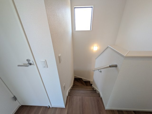 ひたちなか市高場　6期　新築戸建　1号棟の内装|窓付きで明るい階段は、手すり付きでお子様からご年配の方まで安心して上り下りができます♪