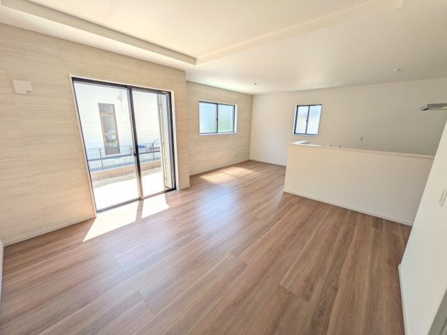 ひたちなか市高場　6期　新築戸建　1号棟の居間・リビング|家族の会話が自然と弾む、広々としたゆとりのLDK。南向きの窓からたっぷりの光が射し込む明るく快適な空間です。
