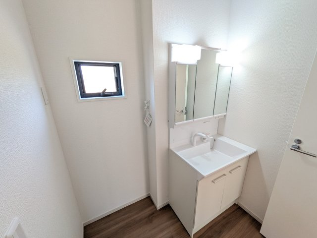 ひたちなか市高場　6期　新築戸建　1号棟の独立洗面台|三面鏡の洗面化粧台はミラー扉の内側がすべて収納スペースになっており、収納力も魅力的です♪
ボックスティッシュも収納可能で、可変トレイは収納物に応じて高さ調整ができます！
取り外して洗えるので清潔です♪