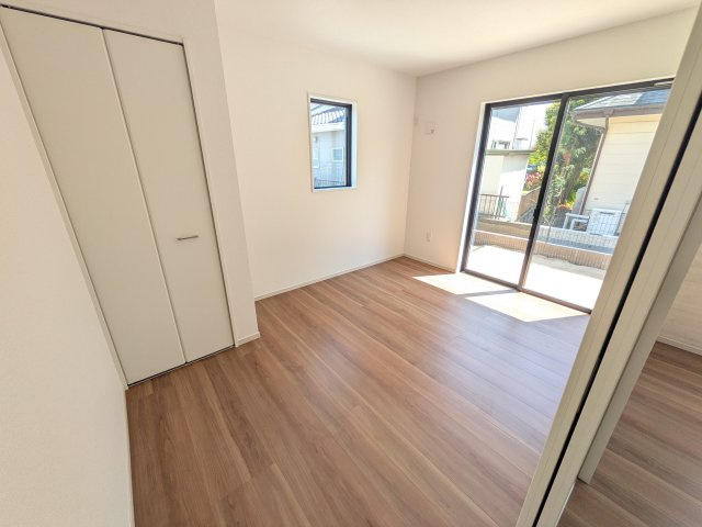 ひたちなか市高場　6期　新築戸建　1号棟の洋室|リビングと繋がる多目的スペース。引き戸を開ければ広々LDK、閉じれば客間や書斎、お子様の遊び場に早変わりします。日当たりも良好です♪