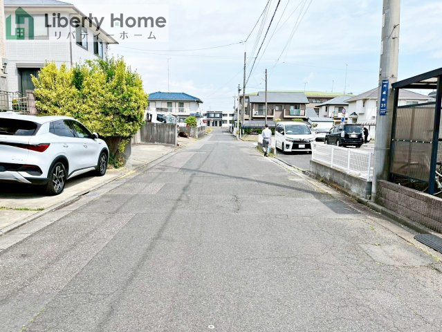 ひたちなか市青葉町　中古戸建の前面道路含む現地写真