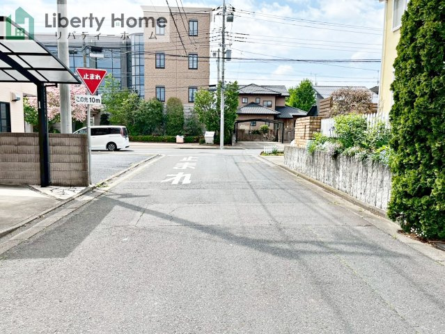 ひたちなか市青葉町　中古戸建の前面道路含む現地写真