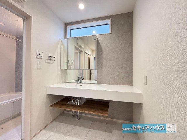 【本日ご案内可能】日進市岩崎町元井ゲ　全1棟の独立洗面台|【洗面台】
◆鏡の裏にはたっぷりと収納スペースを標準装備！
◆電源を付属しているのでドライヤーなど利用できます。
◆オープンサニタリーでお洒落な洗面台です♪　　　　　　　　　　　　　　　　　　　　　　