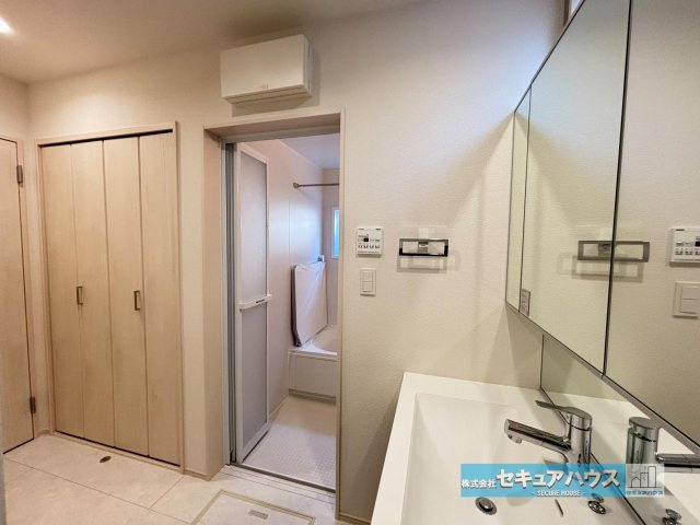 【本日ご案内可能】日進市岩崎町元井ゲ　全1棟の洗面所|【洗面室】
◆洗面室にクローゼット付きです♪タオルや着替え、洗剤などを見えない収納できるためすっきりと片付きます。　　　　　　　　　　　　　　　　　　　　　　　　　　　　　　　　　　　　　　　　　　　