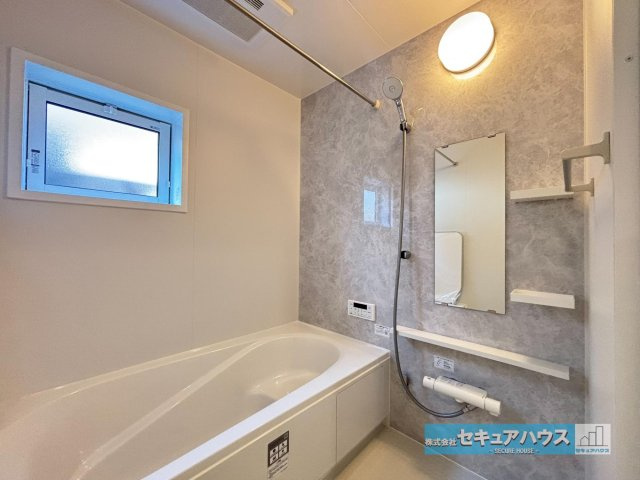 【本日ご案内可能】日進市岩崎町元井ゲ　全1棟の浴室|【浴室】
◆アクセントパネルで落ち着きのある雰囲気を演出します。毎日の疲れを癒やすバスタイムをお楽しみ下さい！
◆窓付きでカビの繁殖を抑える効果があります。
◆追い炊き機能を備えたオートバスです。　　