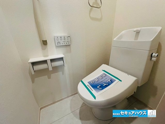 【本日ご案内可能】日進市岩崎町元井ゲ　全1棟のトイレ|【高機能トイレ】
◆高機能トイレの多くは便器のフタの開閉が自動であり、使用後に手動で水を流す面倒もなく非常に便利です。スタイリッシュな見た目で、お掃除しやすく、節水効果が高いです。　　　　　　　　　　
