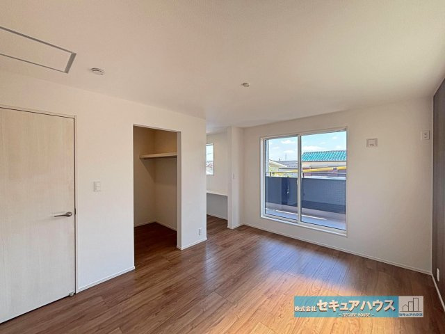 【本日ご案内可能】日進市岩崎町元井ゲ　全1棟の居間・リビング|【洋室9.7帖】
◆広々とした居住空間は日々の暮らしを彩り、心のやすらぎと満足感を与えてくれます。通風と採光を考慮した設計は子供たちはのびのび育ち、家族でくつろぎと団らんを生み出します。　　　　　　　