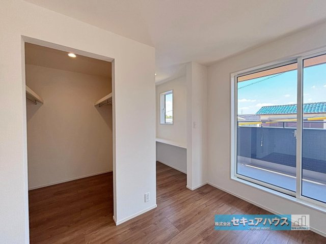 【本日ご案内可能】日進市岩崎町元井ゲ　全1棟の収納|【洋室9.37帖のウォークインクローゼットと書斎スペース】
◆両面にお洋服をかけれられるウォークインクローゼットのためお洋服や荷物を沢山収納できます♪
◆書斎コーナーつきのため在宅ワークも可能です♪　