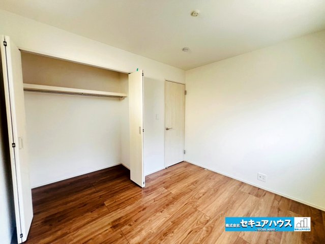 【本日ご案内可能】日進市岩崎町元井ゲ　全1棟の洋室|【洋室5.25帖】
◆家族一人ひとりの大切なプライベート空間。趣味に合わせて使って頂けるようシンプルに仕上げてあります。暮らし心地を大きく左右する収納を、適材適所に配置し使い勝手を考慮しました。　　　