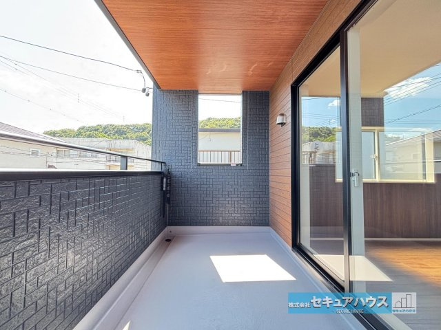 【本日ご案内可能】日進市岩崎町元井ゲ　全1棟のバルコニー|【バルコニー】
◆見晴らしもよく、太陽の温かな温もりをめいっぱい受け止めてくれます。
太陽の光と爽やかな風を受けたお洗濯物はあっという間に乾きます。
◆急な天候の変化にも安心なインナーバルコニーです。
