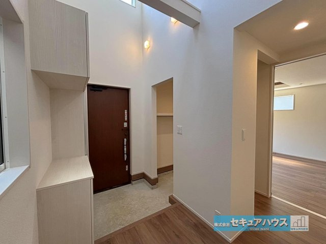 【本日ご案内可能】日進市岩崎町元井ゲ　全1棟の玄関|【玄関】
◆お家に出会う人々を迎える玄関だからこそ、広々清潔感あふれる空間にしたいものです。採光・通風にも配慮された設計で毎日明るい空間をキープします♪
◆ダブルロックキーで防犯面も安心です。　　　　