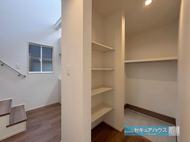 【本日ご案内可能】日進市岩崎町元井ゲ　全1棟の収納|【玄関の土間収納】
◆シューズボックスの他に土間収納付きの広々とした玄関です。
◆ベビーカーやゴルフバッグ、かさ張るダウンなどのお洋服もかけられる便利な玄関です♪生活動線が楽になる嬉しい設計です。　　