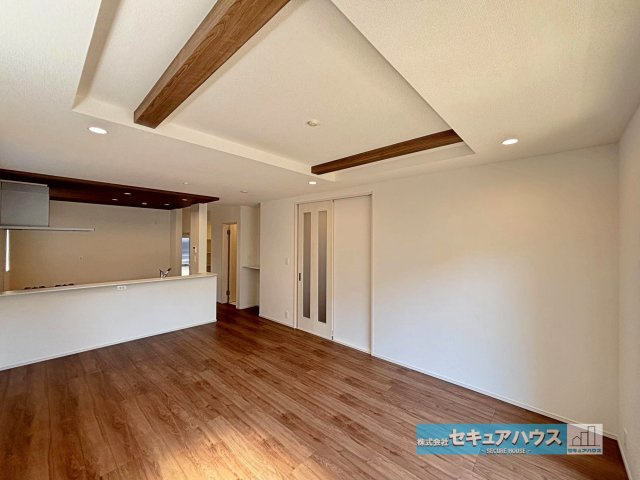 【本日ご案内可能】日進市岩崎町元井ゲ　全1棟の居間・リビング|【LDK18.62帖】
◆通学から帰宅し、リビングルームで会話を楽しむ子ども達。リビングから臨む景色は太陽色に染まり、解放感溢れゆったりとしたひと時を過ごすことが出来る素敵な空間です。　　　　　　　　