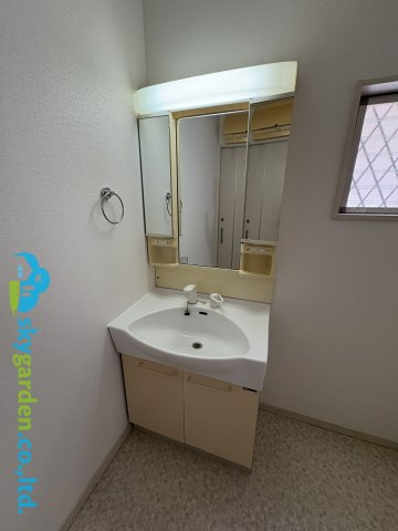 藤沢市善行5丁目　中古戸建　全1棟の独立洗面台|朝の支度にも助かる、独立の洗髪洗面化粧台