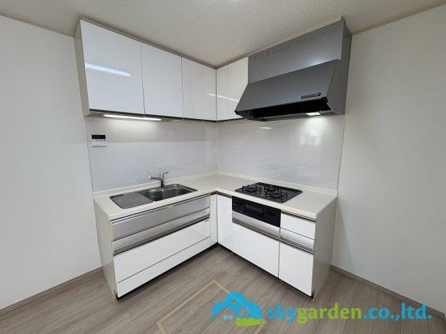藤沢市善行5丁目　中古戸建　全1棟のキッチン|L型システムキッチン