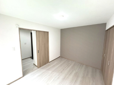 【洋室】 | 堺市西区上野芝向ヶ丘町6丁　新築戸建 | 6帖の洋室！扉は開いた際にデッドスペースの生まれない引き戸仕様で、隅々まで住空間を活用できます。