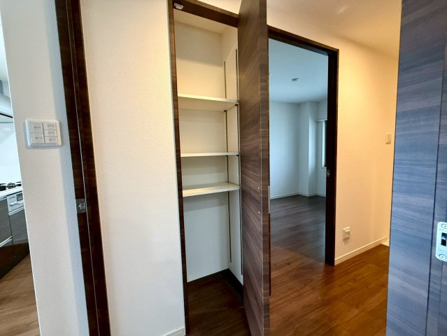 「ペットOK」高知市はりまや町ロイヤルガーデンはりまや町　中古マンションの収納|収納力のある可動棚付きスペース。日用品もすっきり整理。