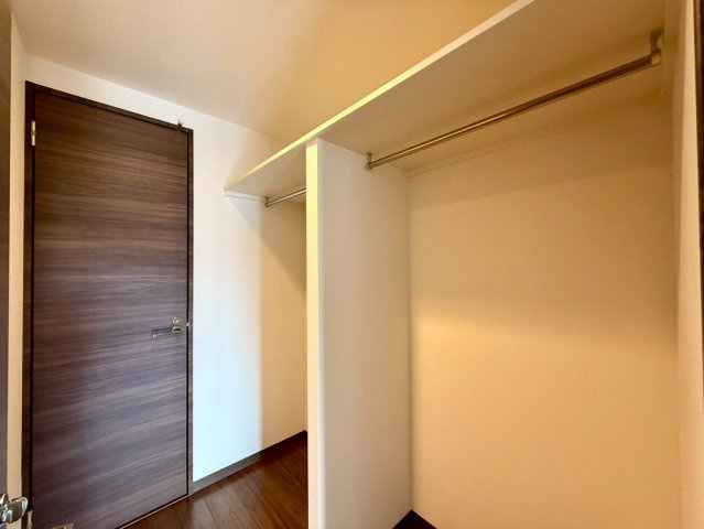 「ペットOK」高知市はりまや町ロイヤルガーデンはりまや町　中古マンションの収納|衣類をたっぷり収納できるクローゼット。ハンガーパイプと枕棚付きで、整理整頓もスムーズです。