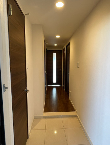 「ペットOK」高知市はりまや町ロイヤルガーデンはりまや町　中古マンションの玄関|明るく清潔感のある玄関。来客時も好印象な空間で。