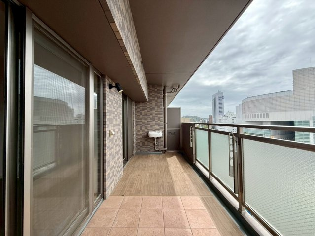 「ペットOK」高知市はりまや町ロイヤルガーデンはりまや町　中古マンションのバルコニー|開放感あふれる広々としたバルコニー。便利なスロップシンク付きで、掃除や趣味の時間も充実します。
