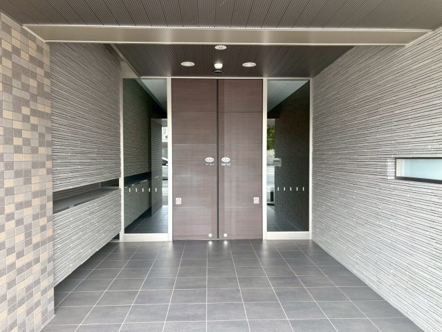 「ペットOK」高知市はりまや町ロイヤルガーデンはりまや町　中古マンションのエントランス|洗練されたデザインが印象的なエントランス。オートロック完備で、セキュリティ面も安心の住まいです。