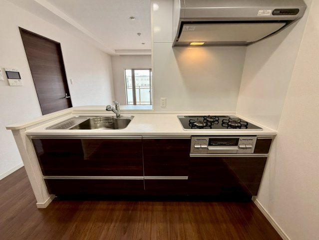 「ペットOK」高知市はりまや町ロイヤルガーデンはりまや町　中古マンションのキッチン|家族との会話も弾む対面式キッチン。3口コンロ搭載で、毎日のお料理もスムーズにこなせます。
