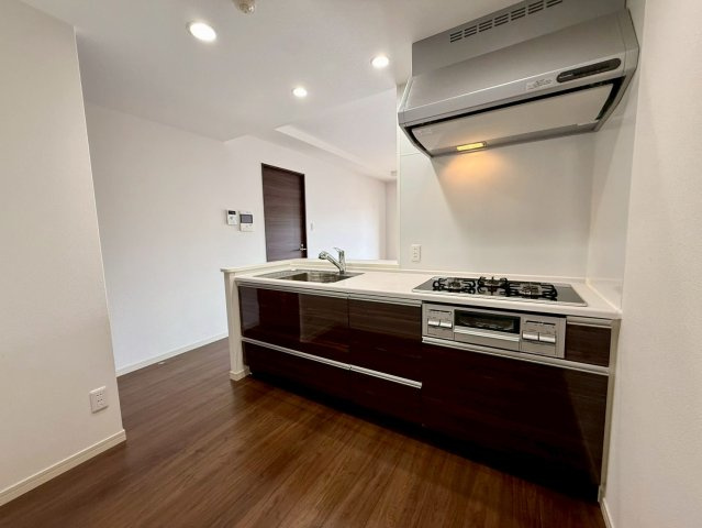 「ペットOK」高知市はりまや町ロイヤルガーデンはりまや町　中古マンションのキッチン|使い勝手の良い対面キッチン。家族との会話も弾みます。