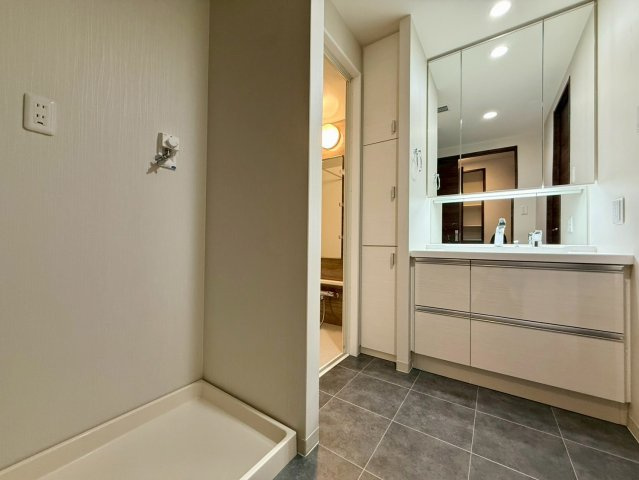 「ペットOK」高知市はりまや町ロイヤルガーデンはりまや町　中古マンションの独立洗面台|三面鏡付き洗面台。収納力と使いやすさを両立☆