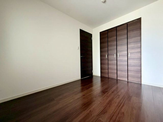 「ペットOK」高知市はりまや町ロイヤルガーデンはりまや町　中古マンションの洋室|シンプルで使いやすい洋室。家具配置もしやすい形です♪