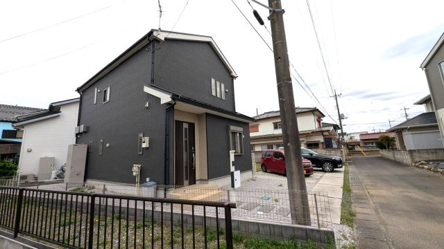 藤岡市小林中古戸建の外観|引き締まって見える存在感のある外観