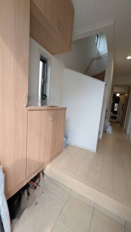 藤岡市小林中古戸建の玄関|たっぷり収納のある玄関