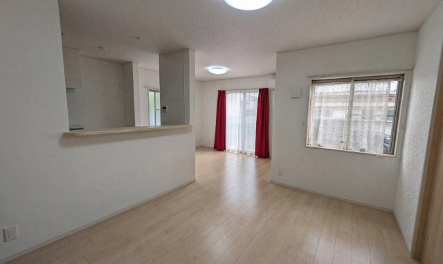 藤岡市小林中古戸建の居間・リビング|広くて明るいリビングです♪