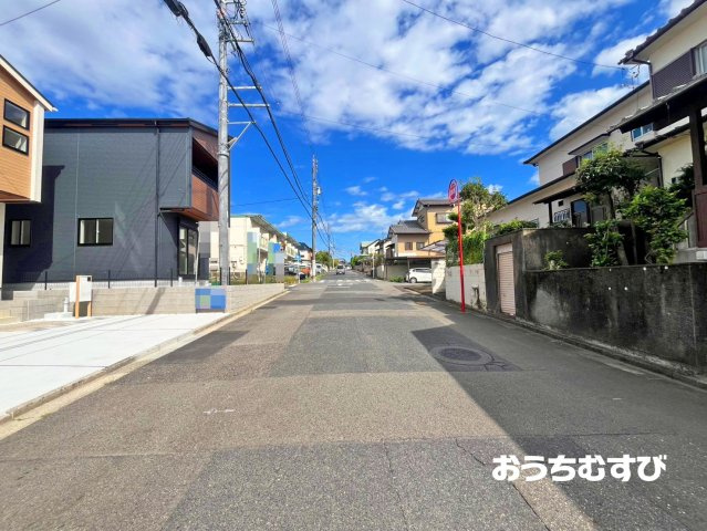 春日井市岩成台5丁目(全3棟)の前面道路含む現地写真