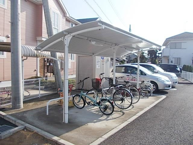 フラワーＢのその他共用部分|屋根付きの駐輪場があります。