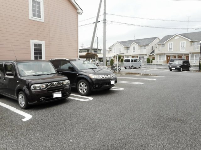 フラワーＢの駐車場|車をお持ちの方に嬉しい駐車場付きの物件です