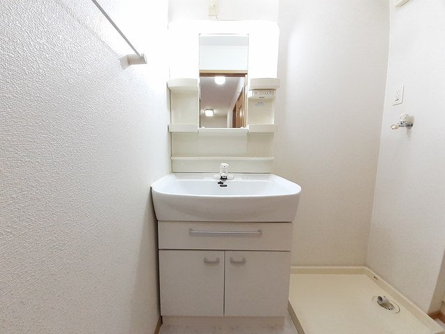 フラワーＢの洗面所|朝の身支度には欠かせない独立洗面化粧台