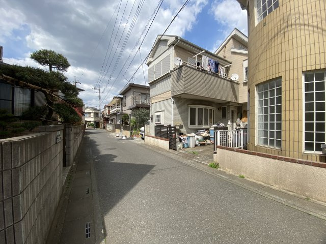 洗練のタイル貼りシルエット【狭山市水野中古戸建2180万円】の前面道路含む現地写真