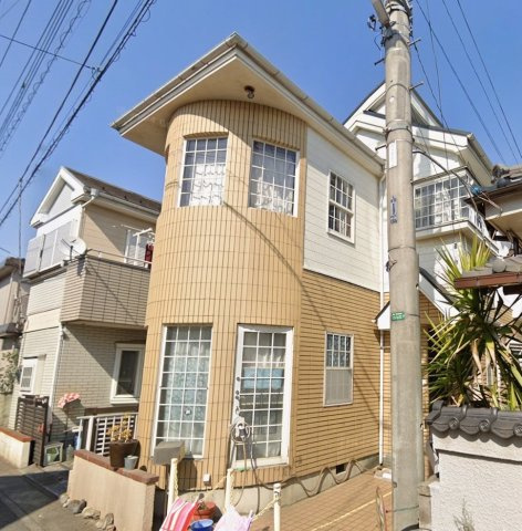 洗練のタイル貼りシルエット【狭山市水野中古戸建2180万円】の外観|特徴的なアール（曲線）部分には、光をたっぷりと取り込む連続した窓を配置。外観の美しさだけでなく、室内の開放感も期待させる造りです。