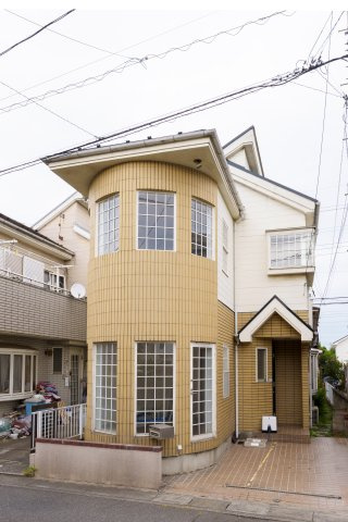 狭山市水野中古戸建2180万円【武蔵藤沢駅徒歩８分】の外観|特徴的なアール（曲線）部分には、光をたっぷりと取り込む連続した窓を配置。外観の美しさだけでなく、室内の開放感も期待させる造りです。