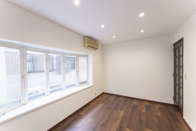 狭山市水野中古戸建2180万円【武蔵藤沢駅徒歩８分】の洋室|扉もモダンでおしゃれです。