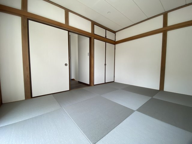 洗練のタイル貼りシルエット【狭山市水野中古戸建2180万円】の和室|伝統的な柱の見せ方と、現代的なグレーの縁なし畳（琉球畳）が融合した和室。色味を抑えたモノトーンな構成が、和の空間に静かなモダンさを与えています