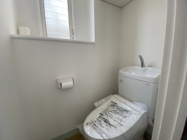 洗練のタイル貼りシルエット【狭山市水野中古戸建2180万円】のトイレ