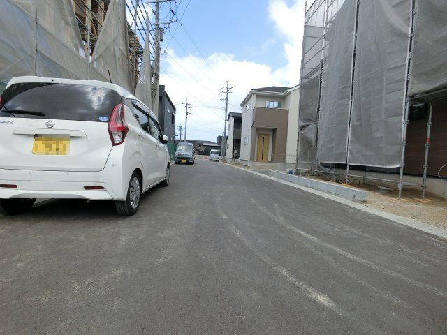 唐津市原５期　１２号棟の前面道路含む現地写真