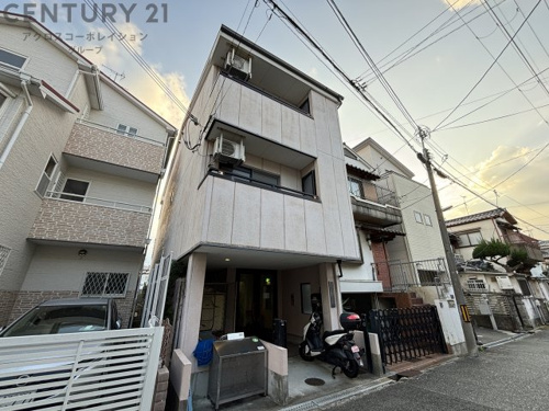 オートロックで外部の人間が簡単に出入りできないため安心です。