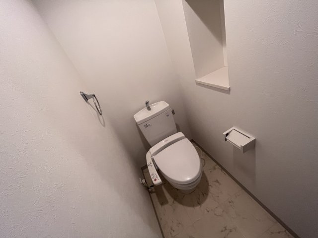 温水洗浄便座付きのトイレです♪