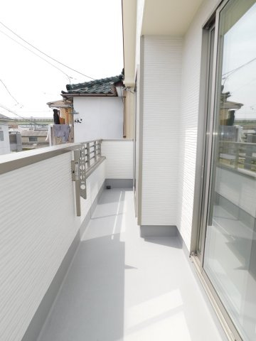 北名古屋市宇福寺天神の新築一戸建のバルコニー|◇バルコニー◇　　南面で陽当の良いワイドバルコニー♪　２部屋から出入りできます！